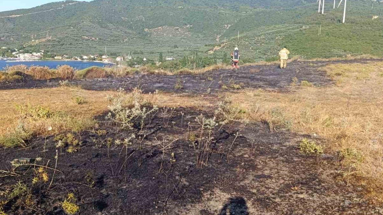 Erdek’te mezarlık girişindeki ot yangını büyümeden söndürüldü