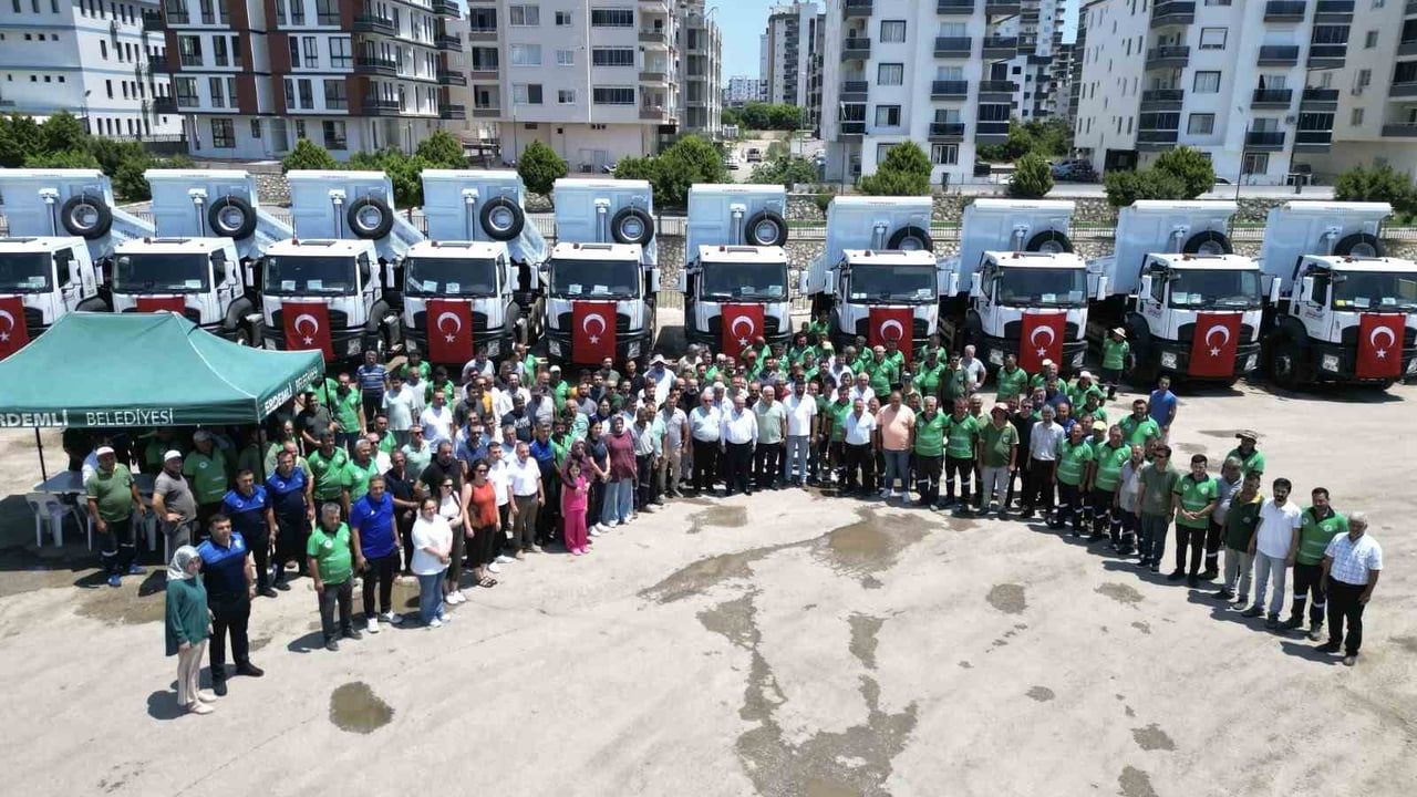 Erdemli Belediyesi hizmet filosuna 10 yeni kamyon