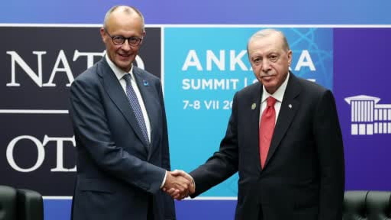 Erdoğan ve Almanya başbakanı Merz, NATO zirvesi kapsamında bir araya geldi