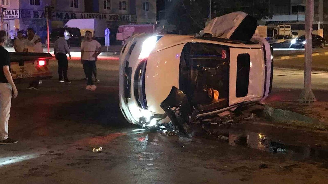 Ereğli'de kavşakta iki otomobil çarpıştı: 2 yaralı