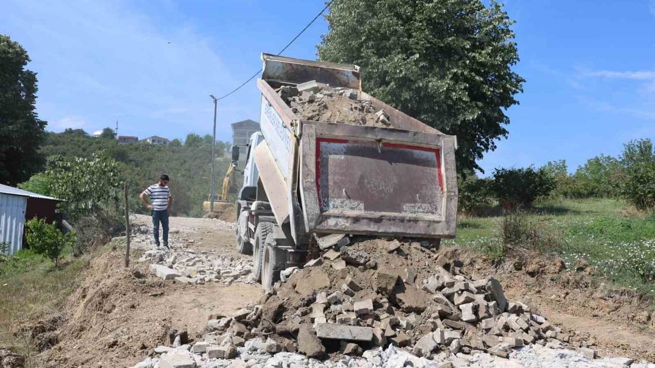 Erenler’de kırsal mahallelerde üstyapı ve yol çalışmaları sürüyor