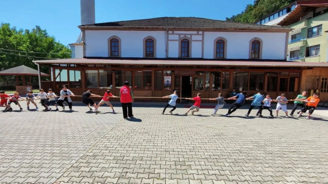 Erfelek'te camiyle başlayan yaz: küçük öğrenciler bilgi ve arkadaşlık kazanıyor