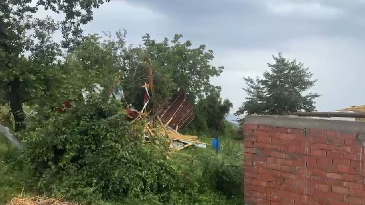 Erfelek'te samanlığın çatısı şiddetli rüzgarda uçtu