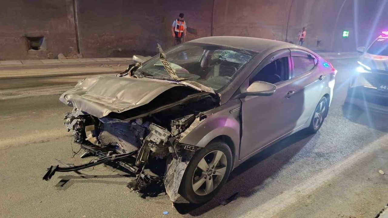 Erkenek Tüneli'nde otomobil kamyona arkadan çarptı: 1 yaralı