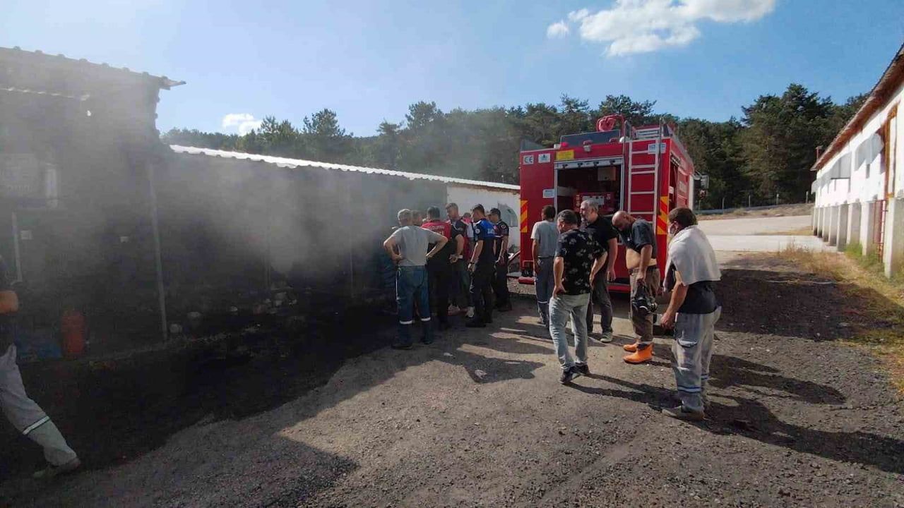 Erpiliç'in damızlık kümesinde duman paniği itfaiye hızla müdahale etti