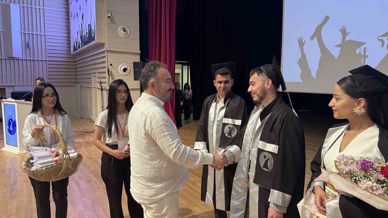 ERÜ iletişim fakültesi 20. dönem mezunlarını verdi