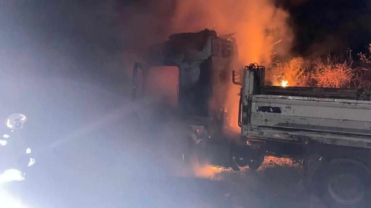 Erzin’de ağır tonajlı tırda yangın çıktı, itfaiye söndürdü