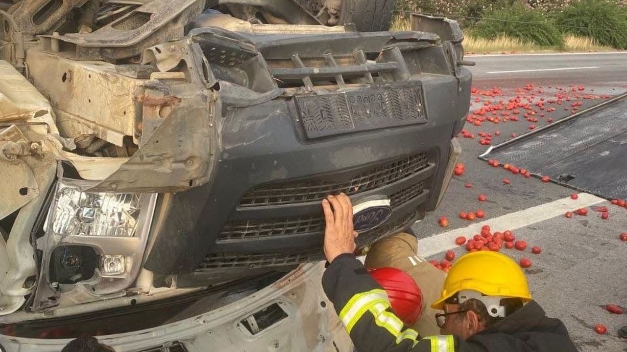 Erzin’de domates yüklü kamyonet takla attı: 2 yaralı