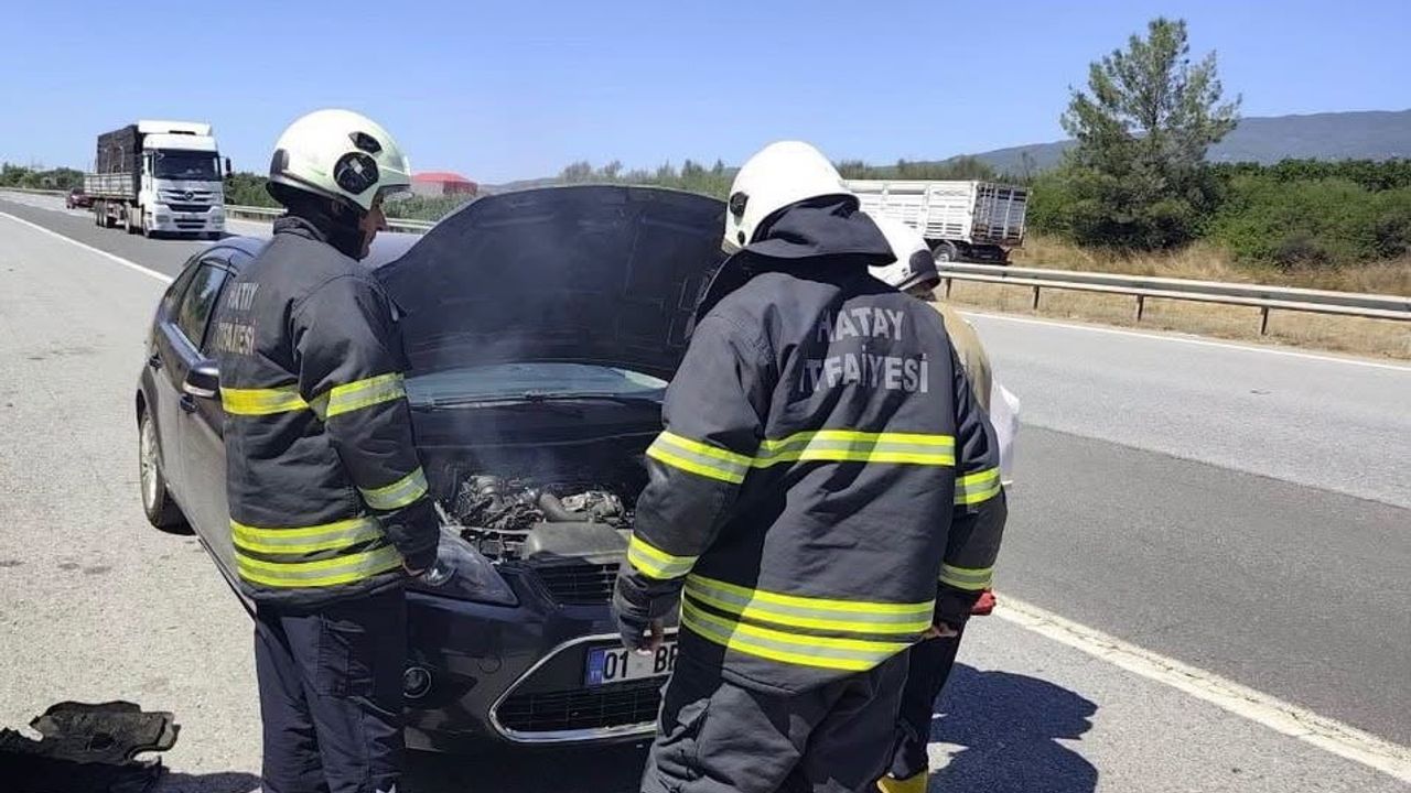 Erzin'de otoyolda motor alev aldı, itfaiye hızlıca müdahale etti