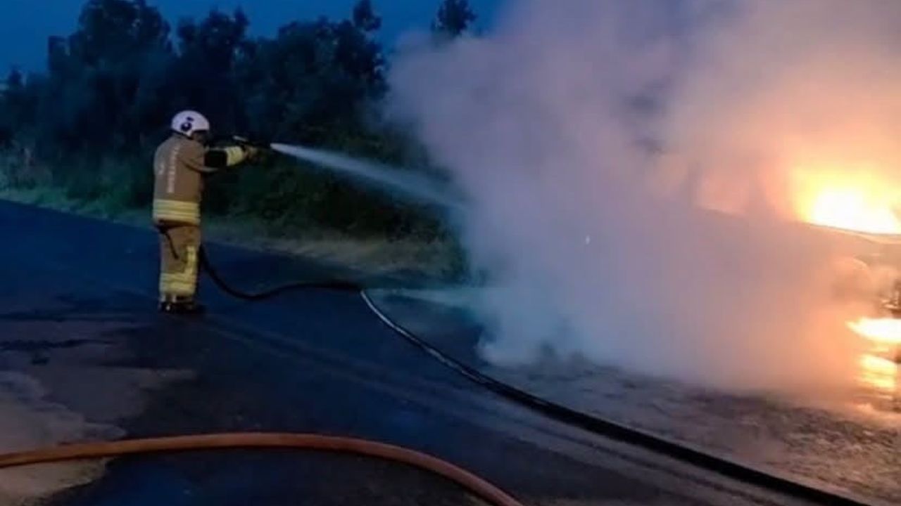 Erzin'de seyir halindeki otomobilin motoru yandı