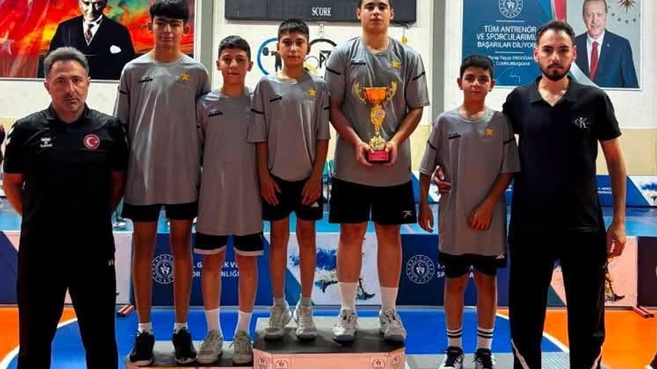 Erzincan ANALİG badminton grup birincisi oldu