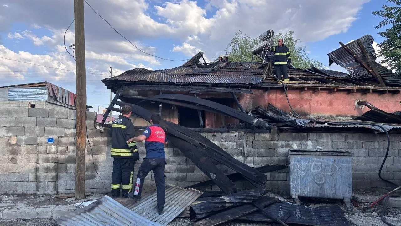 Erzincan'da 1613 sokak'ta çıkan ev yangını çevreye sıçramadan kontrol altına alındı