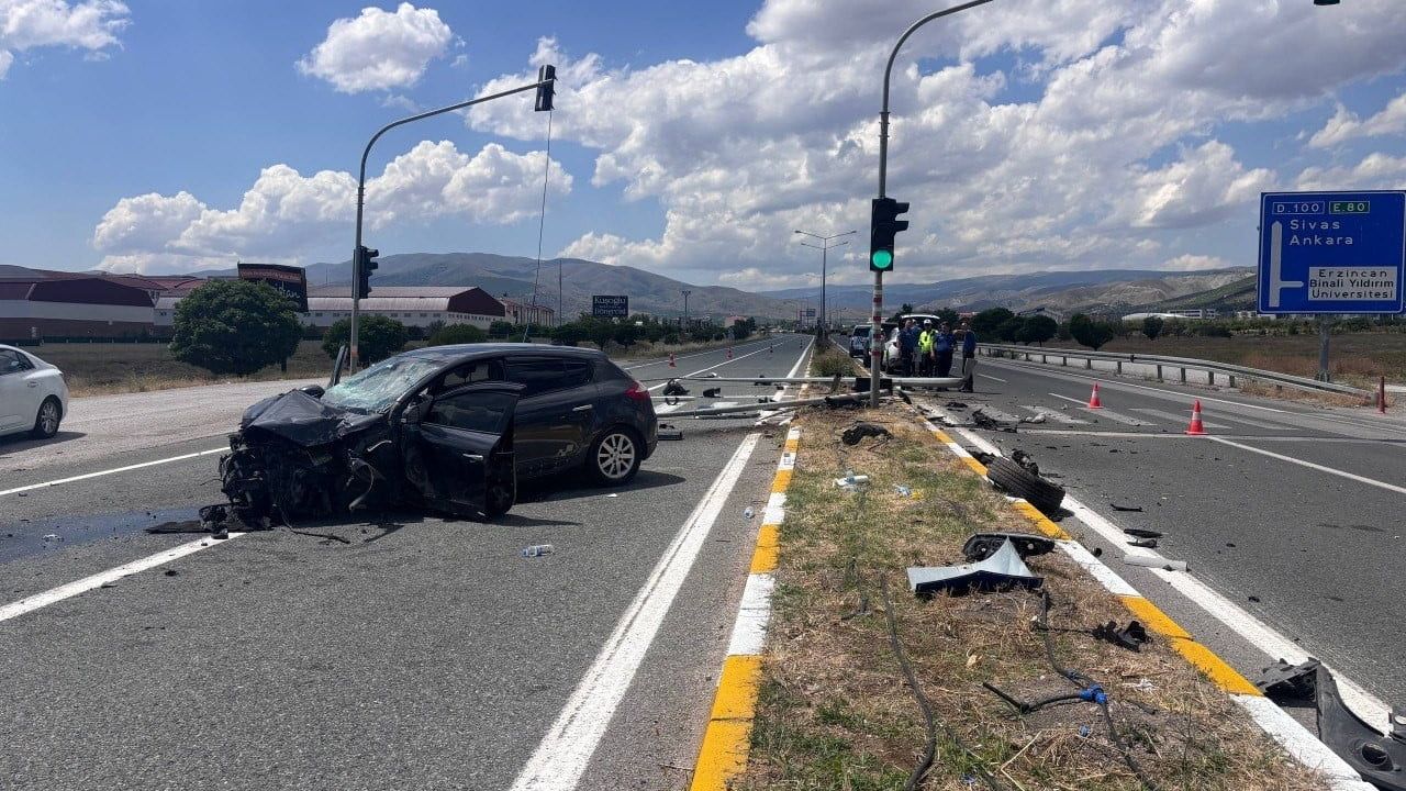 Erzincan'da 5 kişinin yaralandığı trafik kazası kamerada