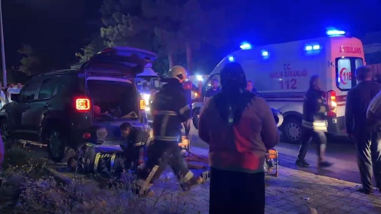 Erzincan'da çarpışma sonrası ekiplerin müdahalesiyle genç sürücü kurtarıldı
