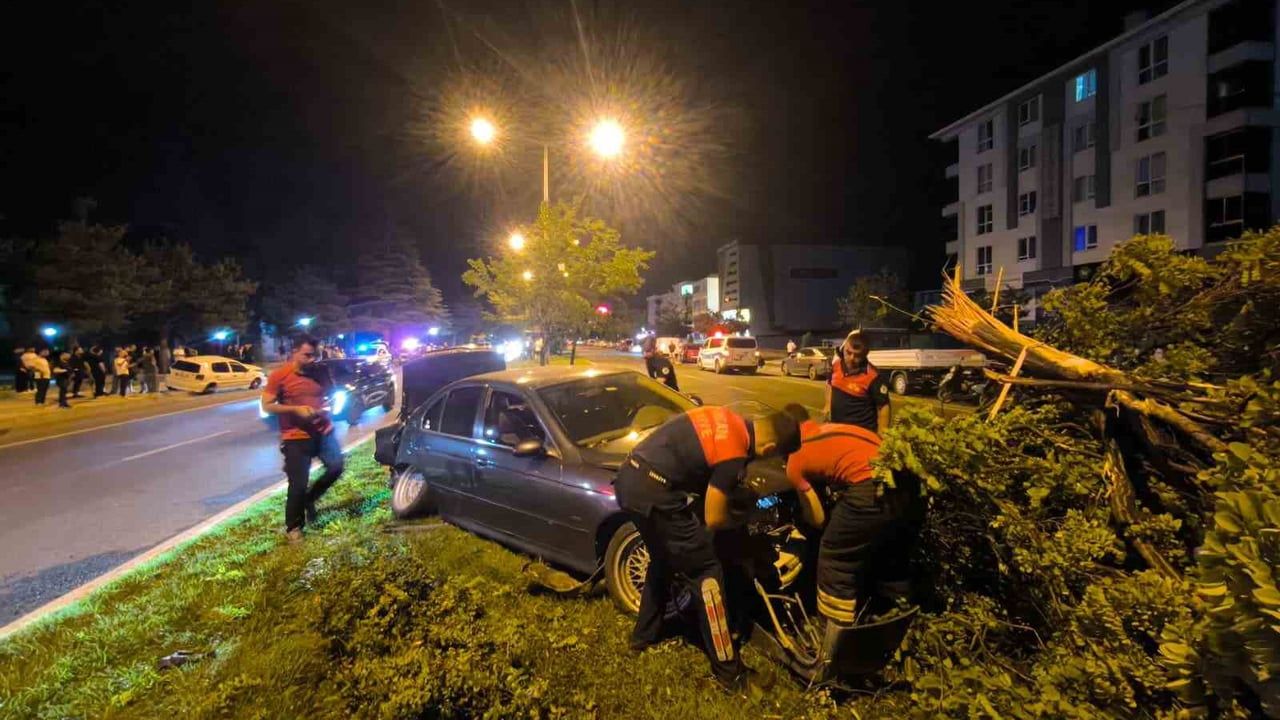 Erzincan'da çarpışmanın ardından itfaiye ekipleri elektrik tesisatını devre dışı bıraktı
