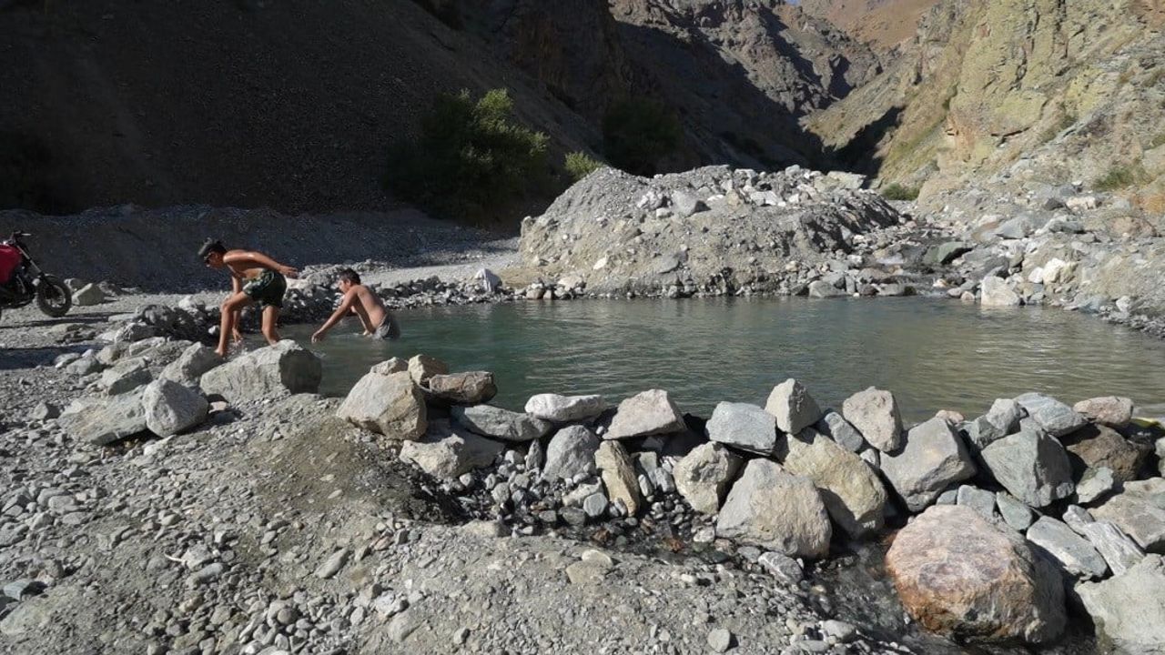 Erzincan'da çocuklar dere üzerinde oluşturdukları doğal havuzda serinliyor