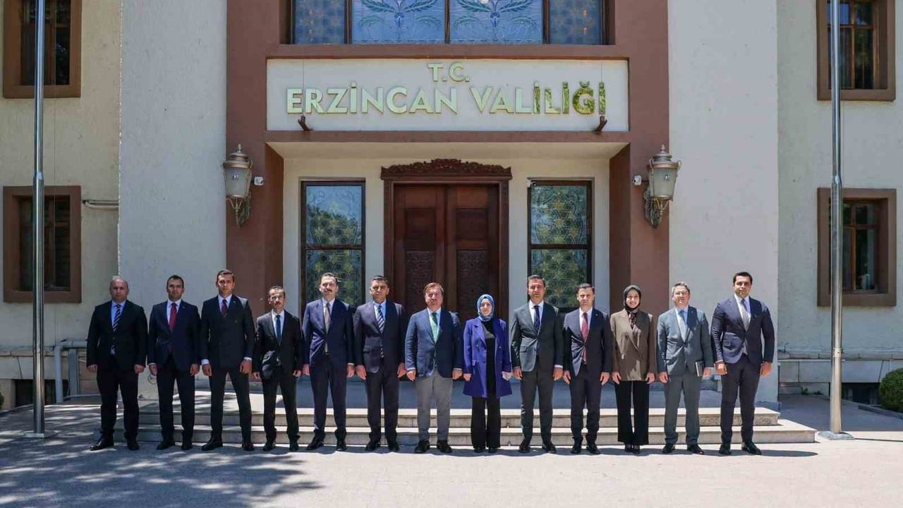 Erzincan'da Hamza Aydoğdu yeni atanan vali yardımcıları ve kaymakamlarla toplantı yaptı