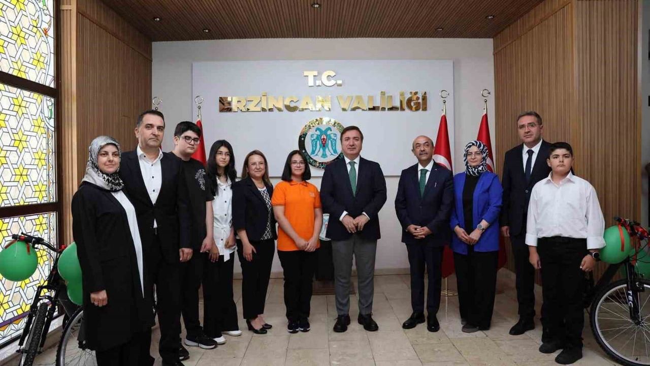 Erzincan'da LGS'de 500 tam puan alan 3 öğrenci ödüllendirildi
