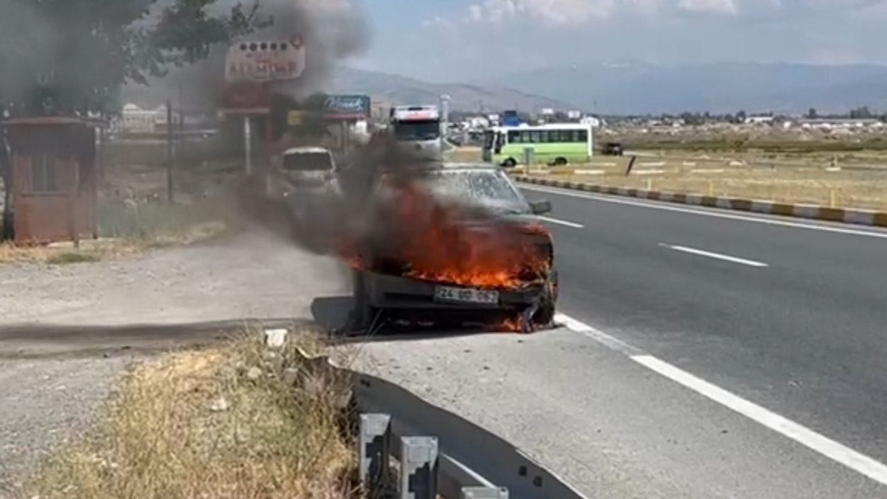 Erzincan'da seyir halindeki otomobil motor yangını sonucu küle döndü