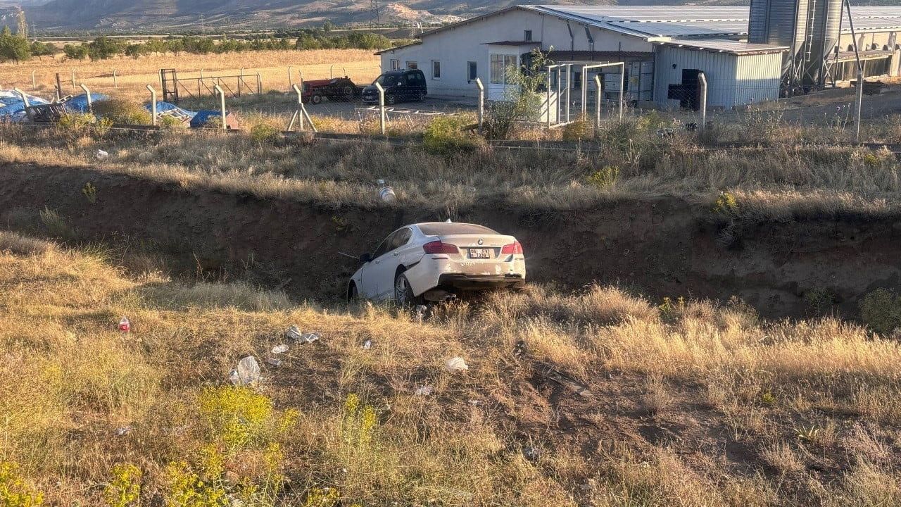 Erzincan'da sürücünün kontrolünü yitirdiği kazada 3'ü çocuk 6 kişi yaralandı