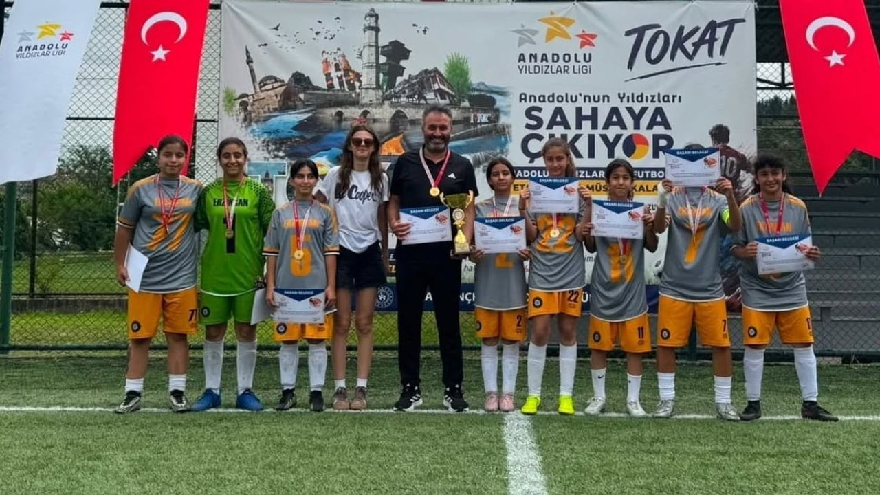 Erzincan'ın kız futbol takımı Türkiye şampiyonu oldu