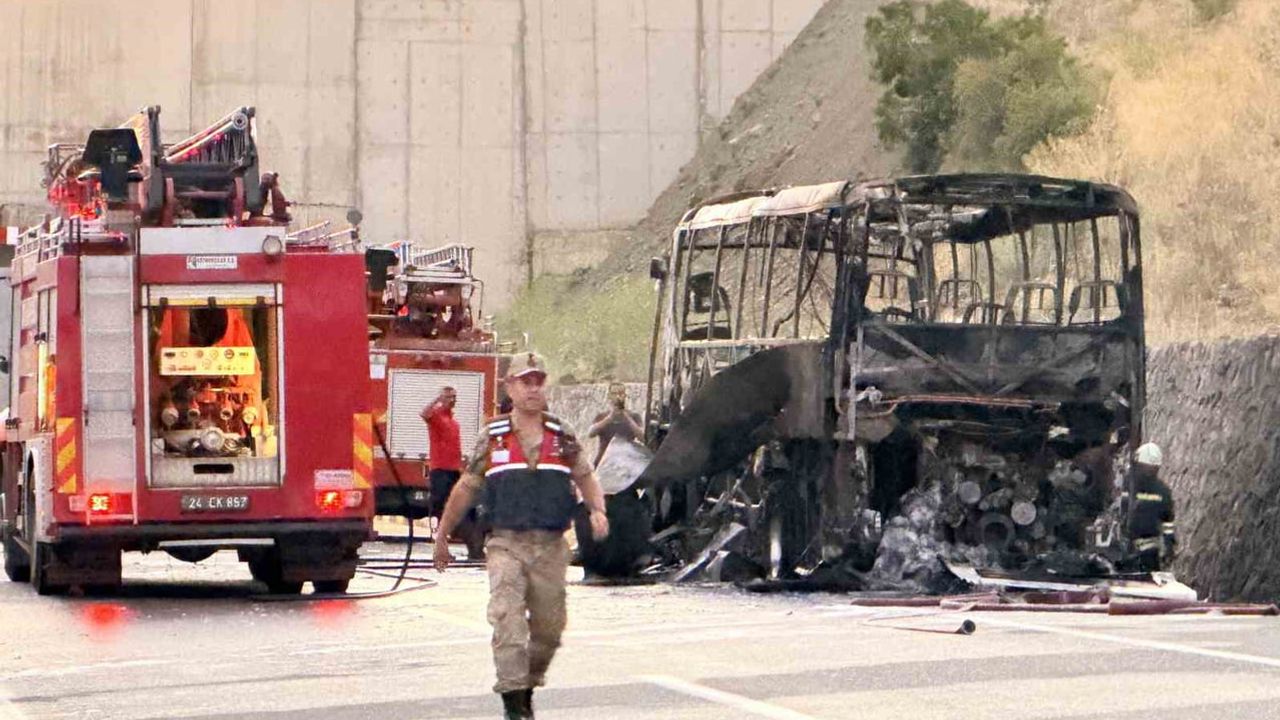 Erzincan-Sivas yolunda motor yangını: boş otobüs küle döndü