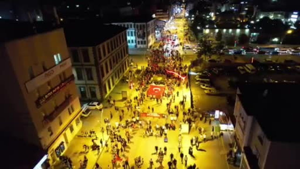 Erzurum'da 107. yıl coşkusu meşaleler, mehter ve türkülerle sokaklara taştı