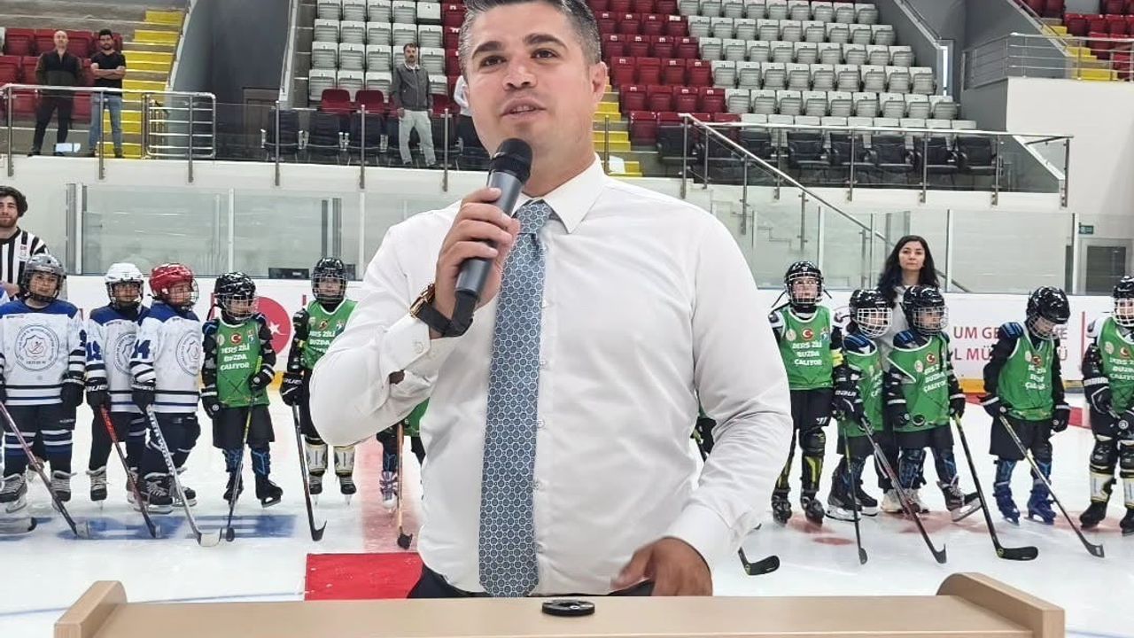 Erzurum'da 15 Temmuz anısına minikler buz hokeyi turnuvası sona erdi