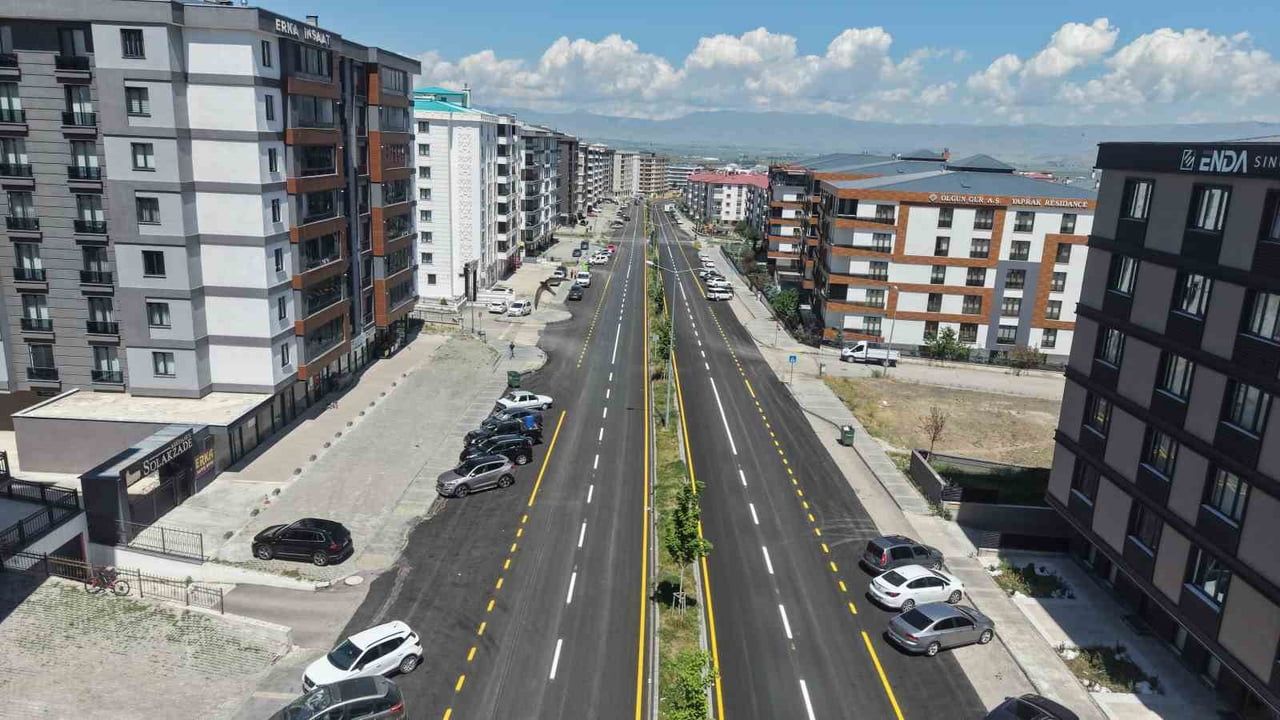 Erzurum'da asfalt seferberliği: yollar konfor ve kalkınma için yenileniyor