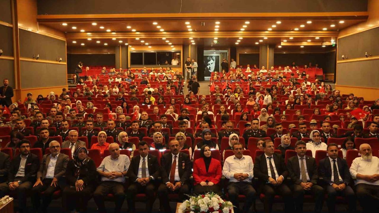Erzurum'da çocuklar 15 Temmuz destanını sahneledi