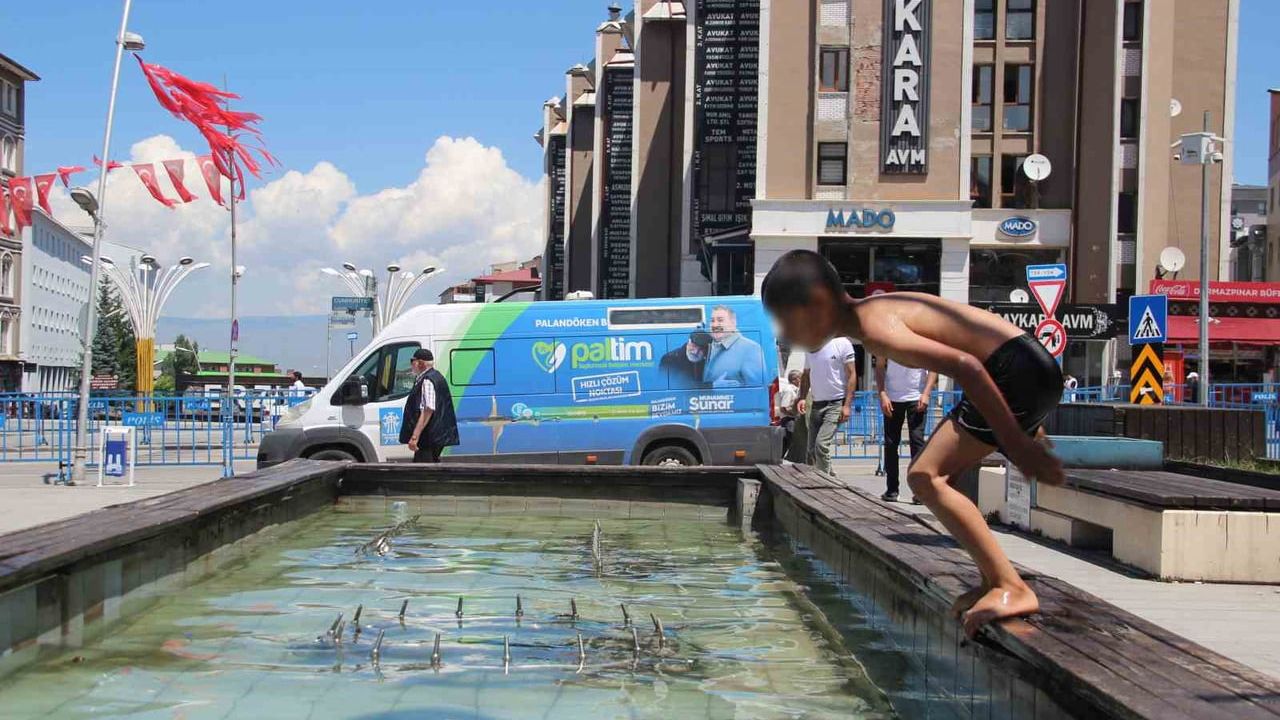 Erzurum'da çocuklar süs havuzunda serinledi