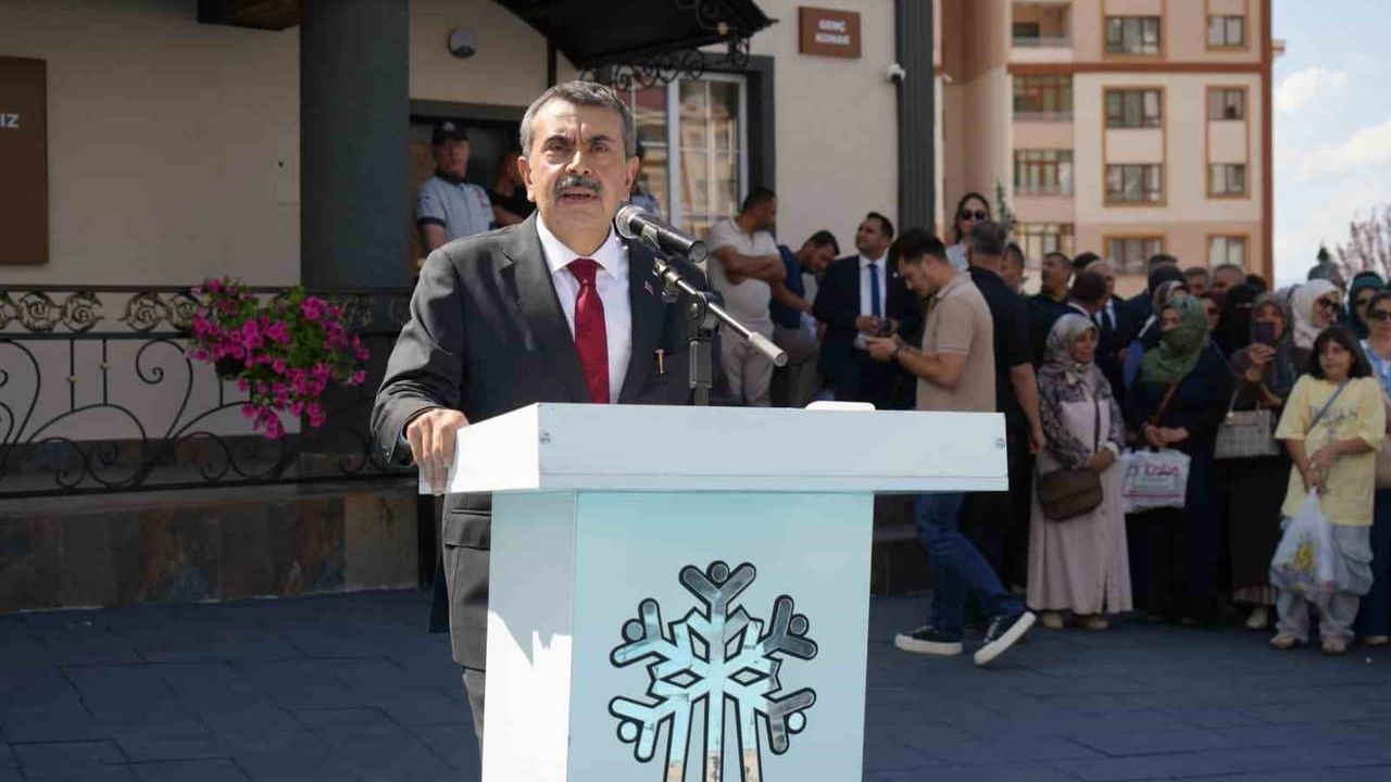 Erzurum'da eğitim atağı: 620 milyon lirayla beş okulun temeli atıldı, Palandöken millet konağı açıldı