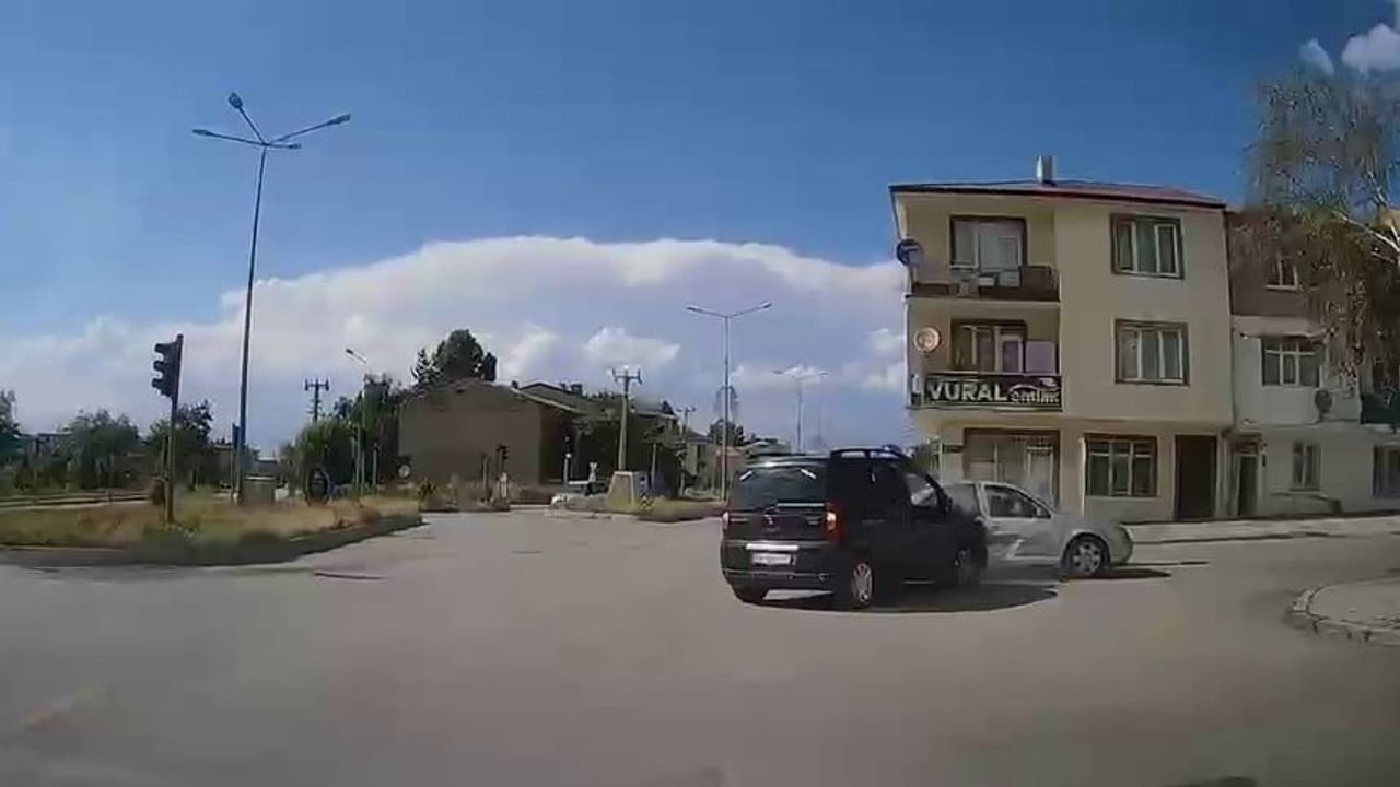 Erzurum'da kırmızı ışık ihlali sonucu kaza: 7 kişi hafif yaralandı