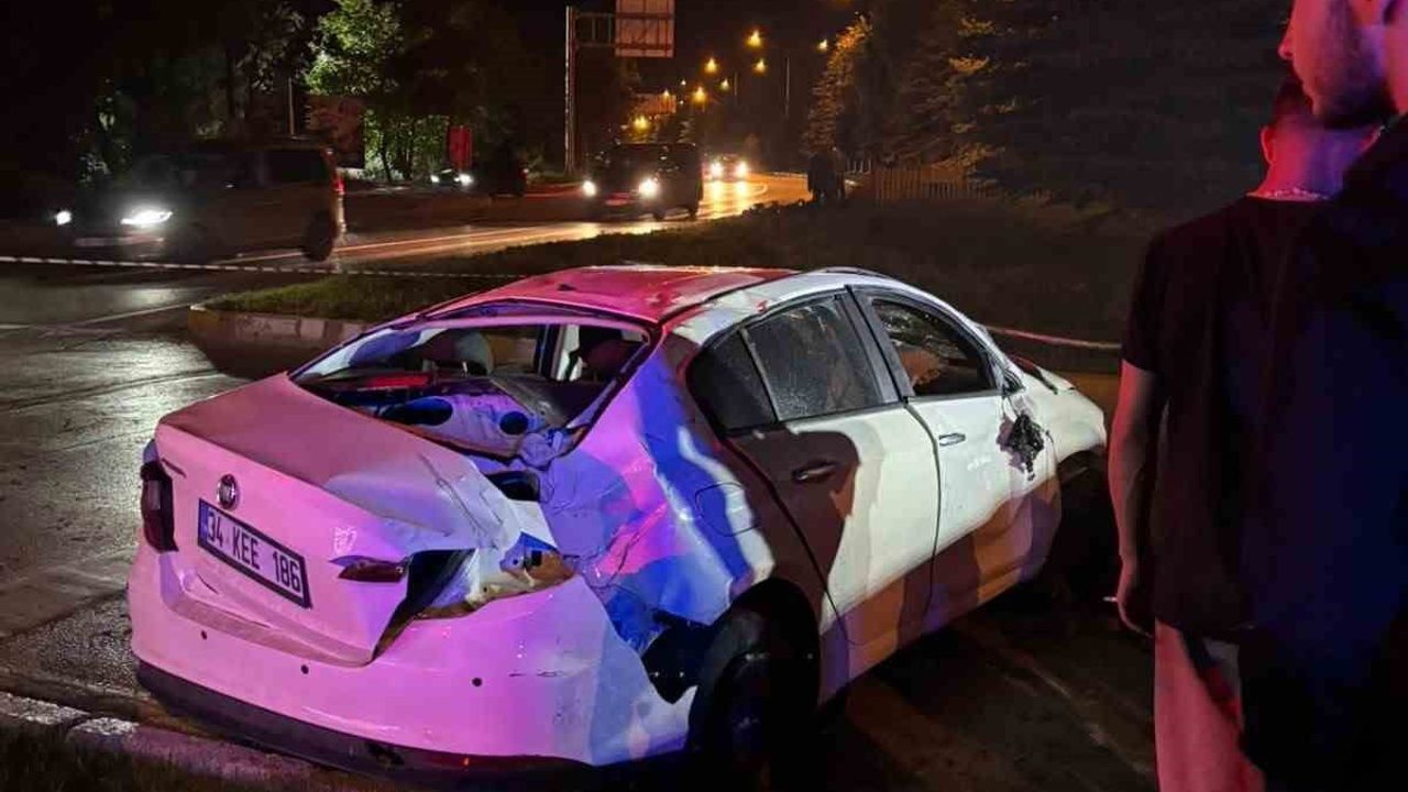 Erzurum'da otomobil refüje çıkıp takla attı, 3 kişi yaralandı