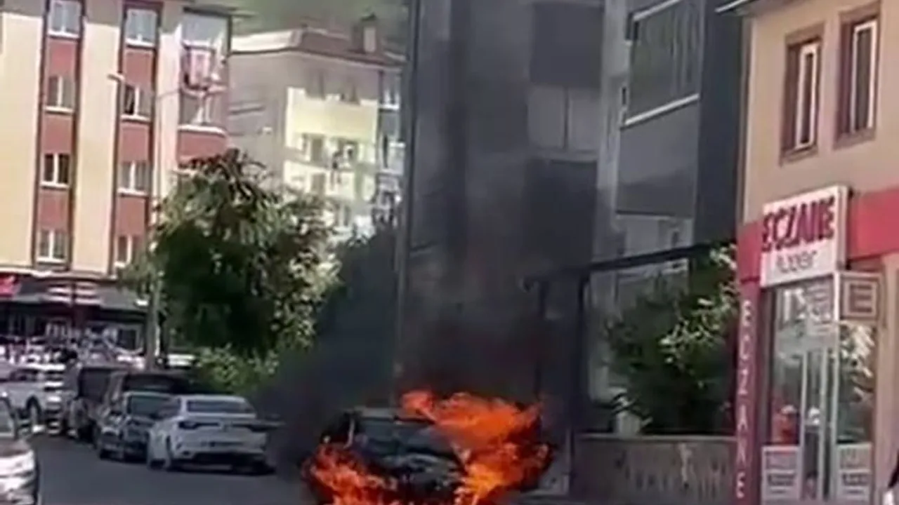 Erzurum'da park halindeki otomobil alev aldı, itfaiye söndürdü