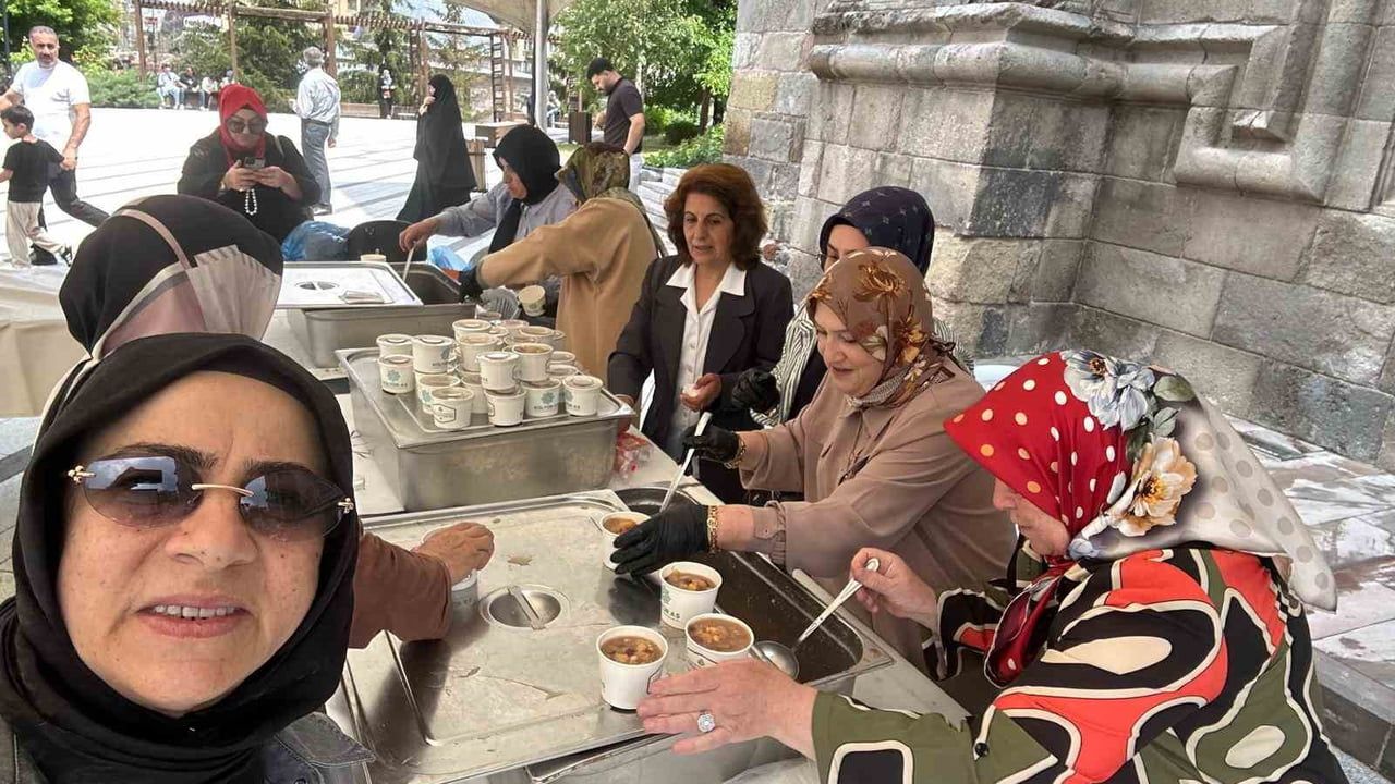 Erzurum Kent Konseyi Kadın Meclisi Çifte Minareli Medrese önünde aşure ikramı