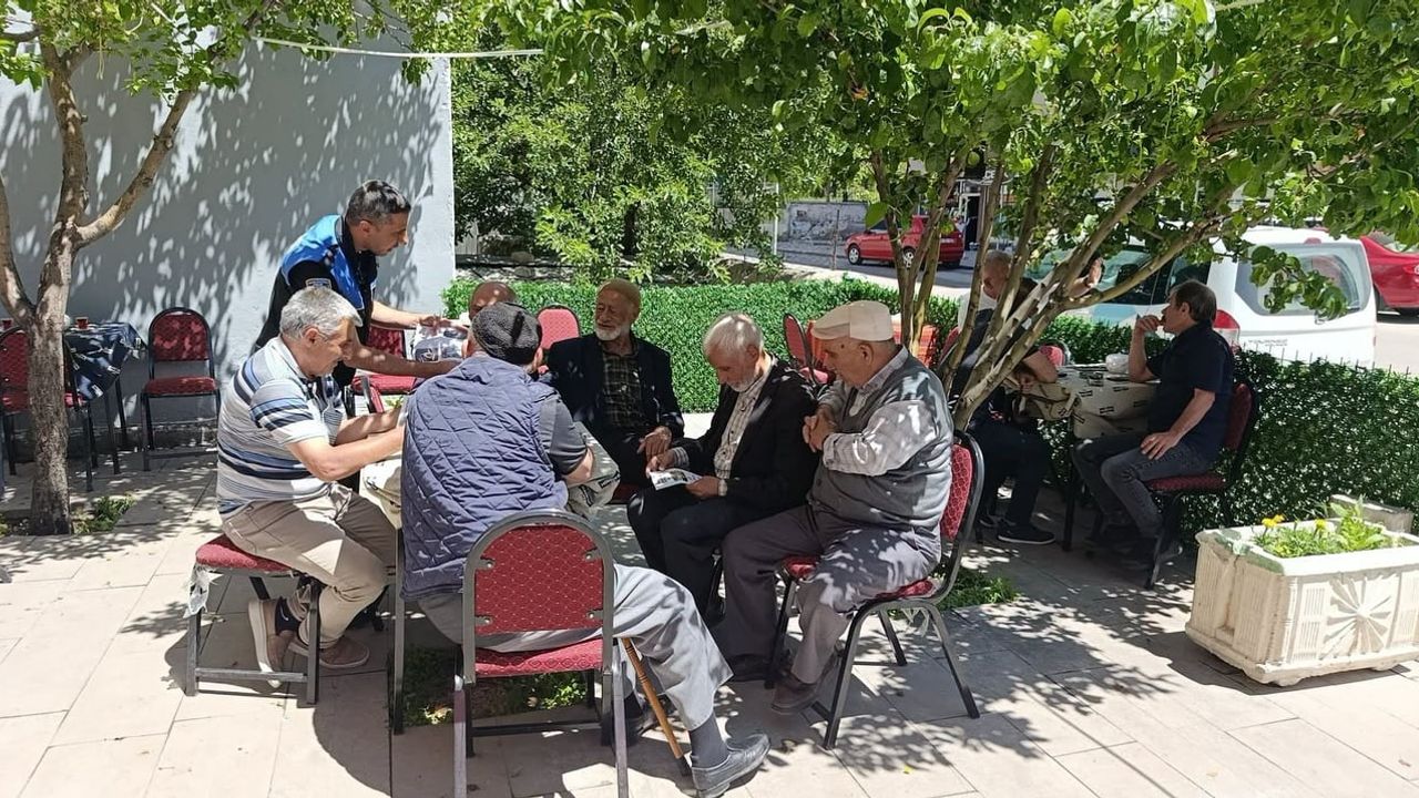 Erzurum polisi saha çalışmasıyla dolandırıcılık ve trafik bilincini artırıyor
