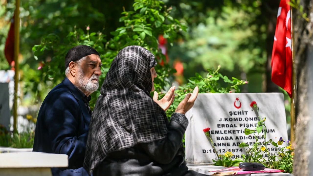 Erzurum protokolü şehitlikleri ziyaret etti