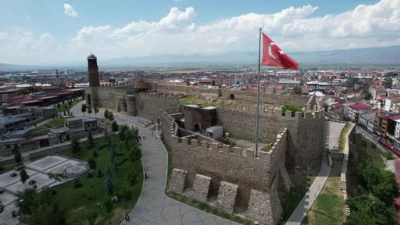Erzurumlular Rusya'daki esir sancaklarının iadesini istiyor