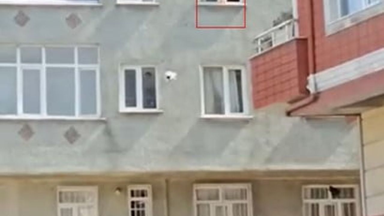 Esenler'de 3. kattaki pencerede yürüyen bebek son anda kurtarıldı