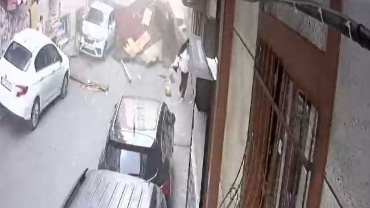Esenler'de fırtına çatıyı yerinden söküp sokağa savurdu, sokaktakiler son anda kurtuldu