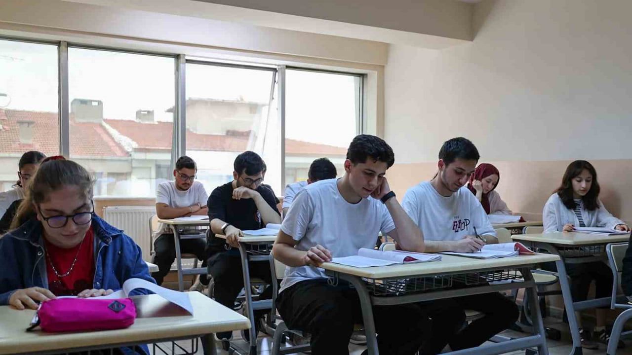 Esenler'de Mihmandar Akademi'nin 2026 başarısı gençlerin yolunu açtı