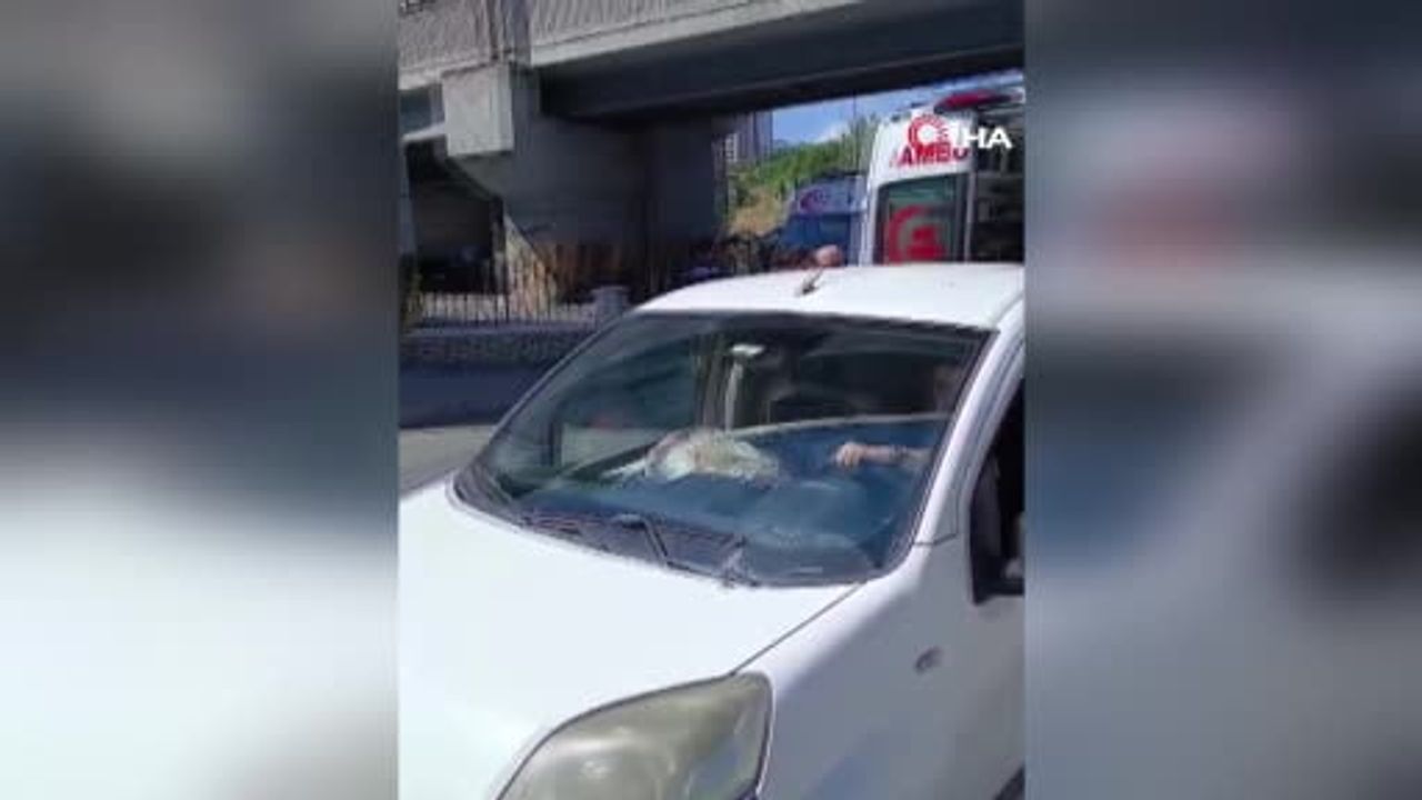 Esenler'de motosiklet virajı alamayıp bariyerlere çarptı: 1 yaralı