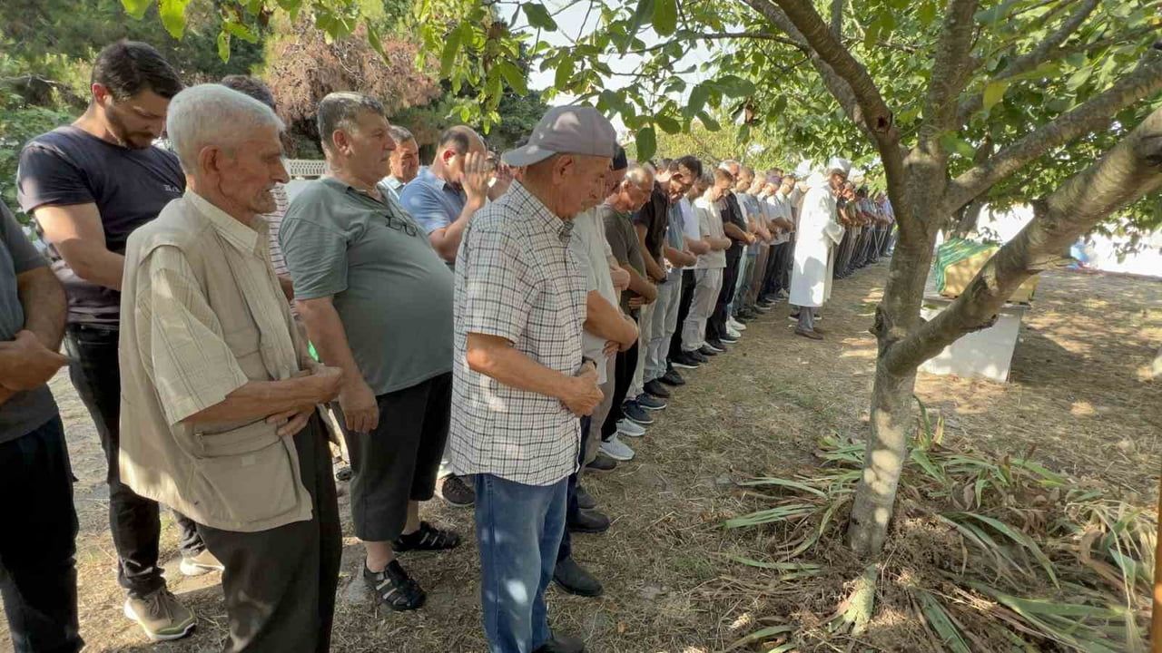 Esenyurt'ta 16. kattan düşen Emirhan Yıldız'ın son yolculuğu Biga'da gerçekleşti