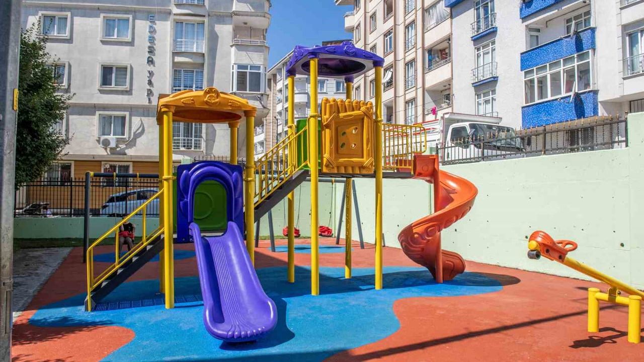Esenyurt’ta parklar yenileniyor, çocuklar daha güvenli oynuyor