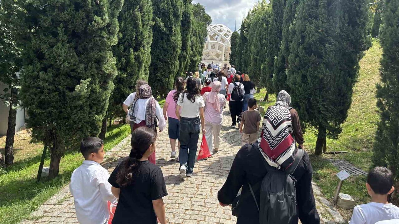 Esenyurtlu ailelerden 15 Temmuz şehitlerine vefa ziyareti