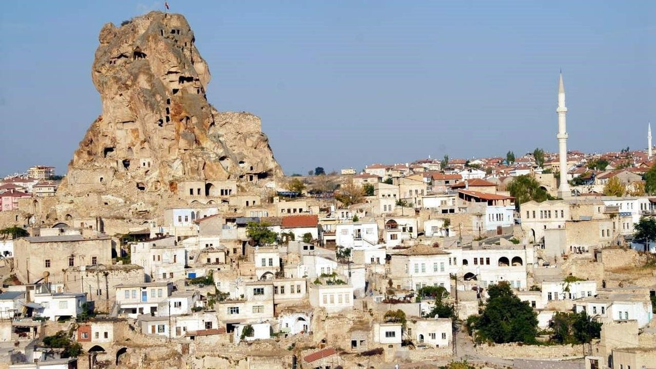 Eşinin refleksi canını kurtardı: Kapadokya'da kaya parçası kafeye düştü