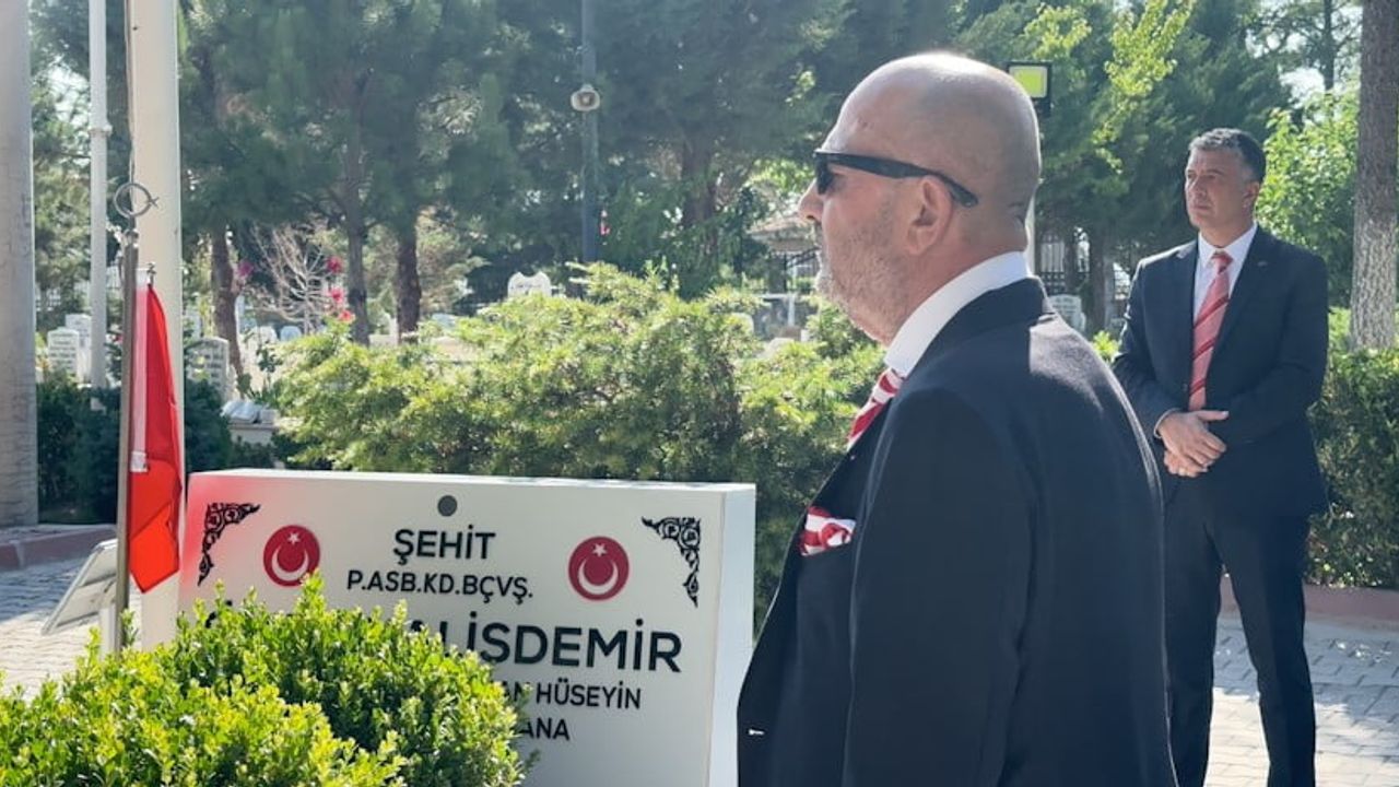 Eski özel kuvvetler komutanı Zekai Aksakallı, Ömer Halisdemir’in kabrini ziyaret etti