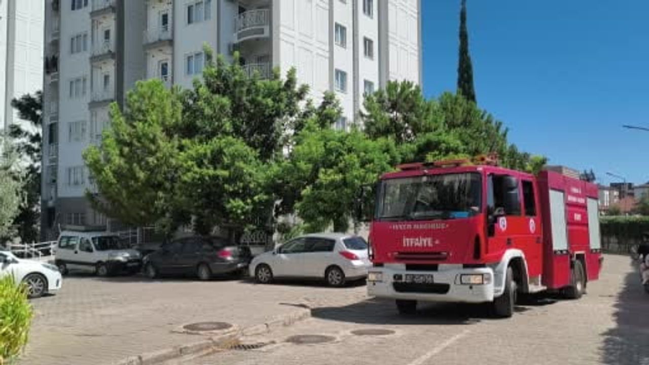 Eski sevgilinin kapısını benzinle ateşe verdi, apartmanda panik