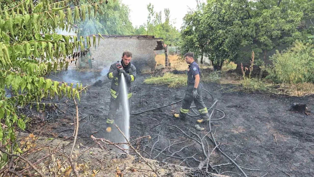 Eskişehir'de ağzından düşen sigara bahçedeki otları tutuşturdu, itfaiye müdahale etti